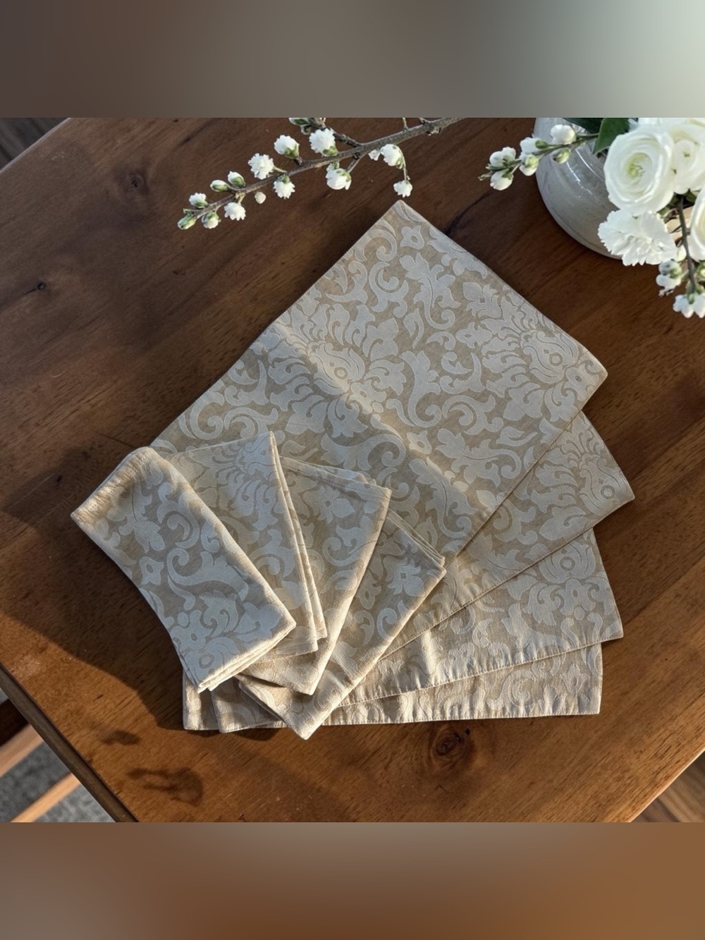 Tahari Home 4 Placemats 18”x 13” 4 Napkins 10”x 4.5” Tan Beige Damask Floral